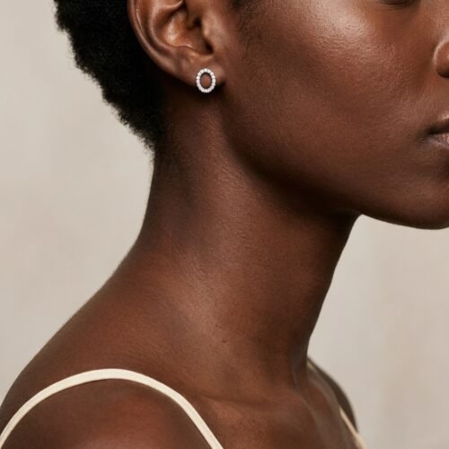 Brinco Elo de Luz com Zircônias em Ródio Branco – Oval Elegante, Antialérgico com Tarraxa