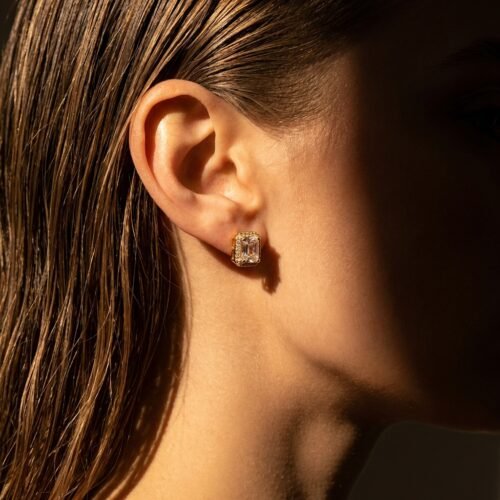 Brinco Caixa de Luz com Zircônias em Ouro Quebec – Geométrico, Antialérgico com Tarraxa