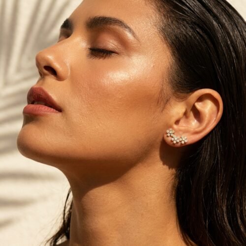 Brinco Flores em Harmonia com Zircônias em Ouro Quebec – Delicado, Antialérgico com Tarraxa