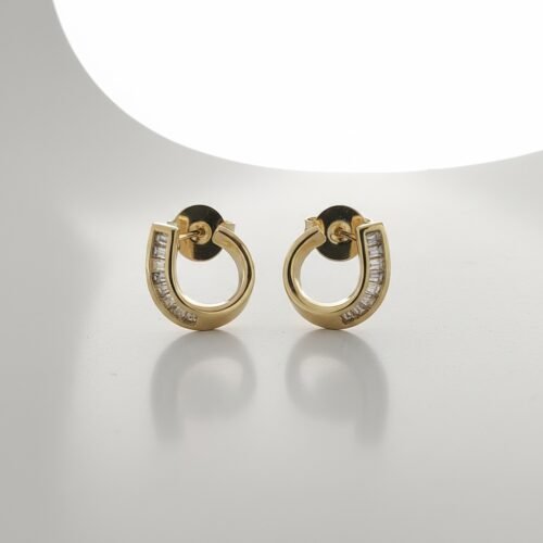 Brinco Curva Radiante com Zircônias em Ouro Quebec – Antialérgico com Tarraxa